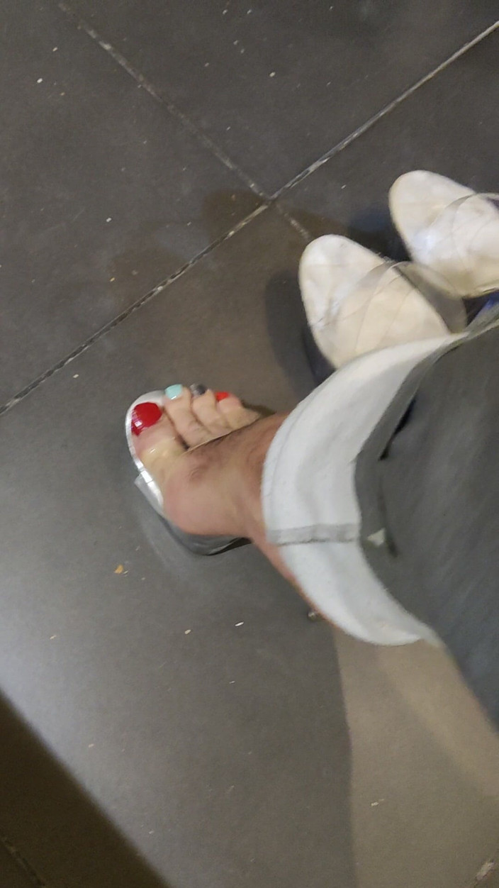 Mutsakin: Kaki saya dengan highheels on dan kuku berwarna