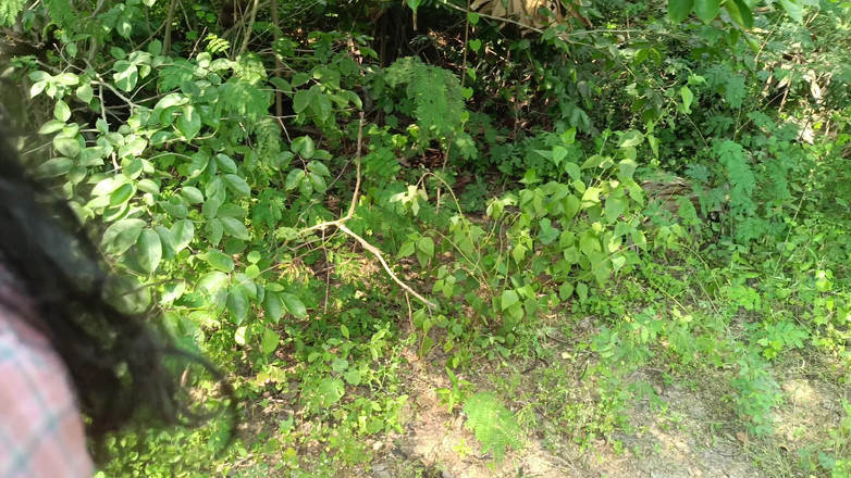 Apple baby: Gadis kampus berseragam di luar ruangan