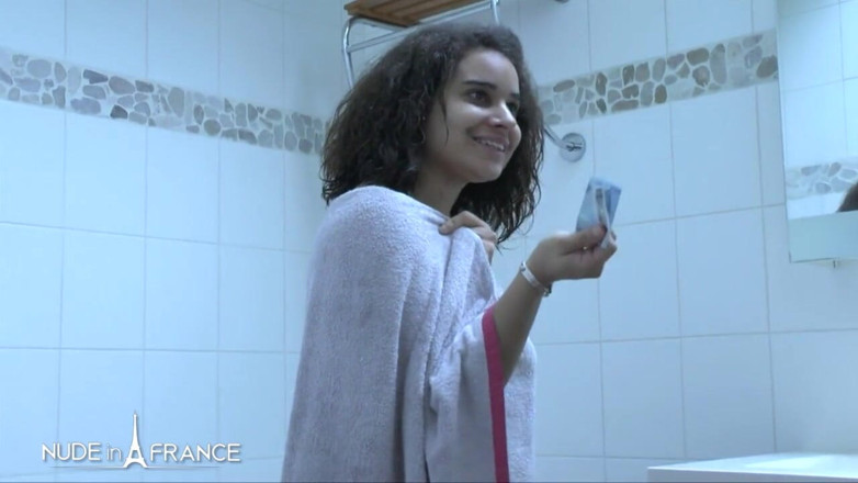 Nude in France: Giovani Metis dell'isole vengono sbattuta duramente al mattino presto
