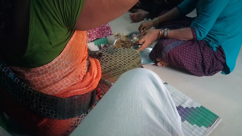 Benita sweety: चार आंटी हॉट गंदी बात कर रही हैं मेरे घर में