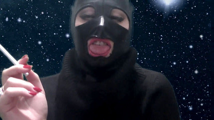 Goddess Misha Goldy: Куріння і дражнить вас у латексному масці