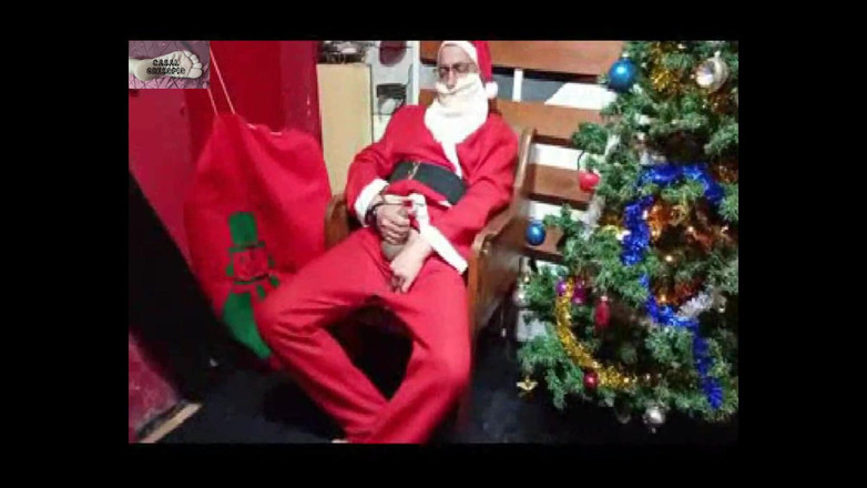 Casal Gresopio Male: क्रिसमस 2025 में सांता क्लॉज़ खुद को सहलाता है