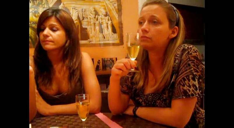 Femdom Austria: Domination financière dans le salon avec des salopes voluptueuses