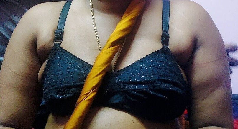 Desi Mohini: Un arrapante india da solo con il fratellastro