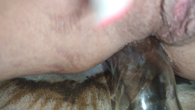 DirtyLubov: Con una bottiglia di masturbazione anale