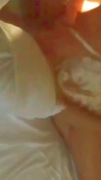 Nadržená podvádějící manželka v hotelu šukání a orgasmus při jízdě a hluboké creampie v její těsné kundičce