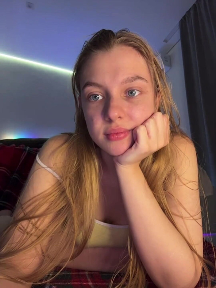JuiceLussie: Natural Tits Playing and Pussy Fingering and Feet