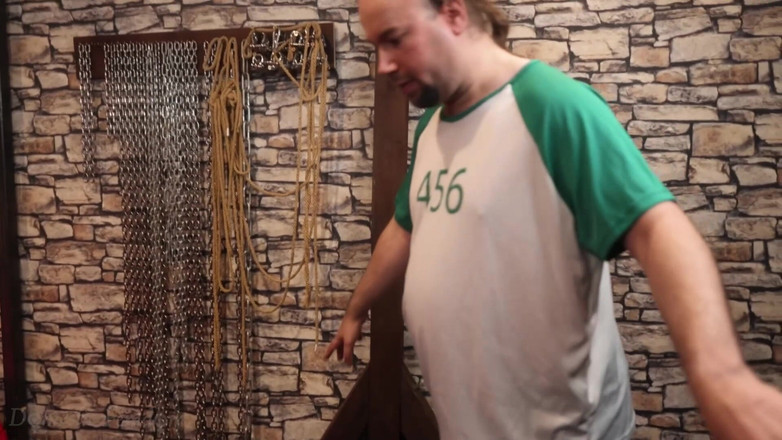 Domestic femdom: Позор Кальмаров - Страпоном Охранник