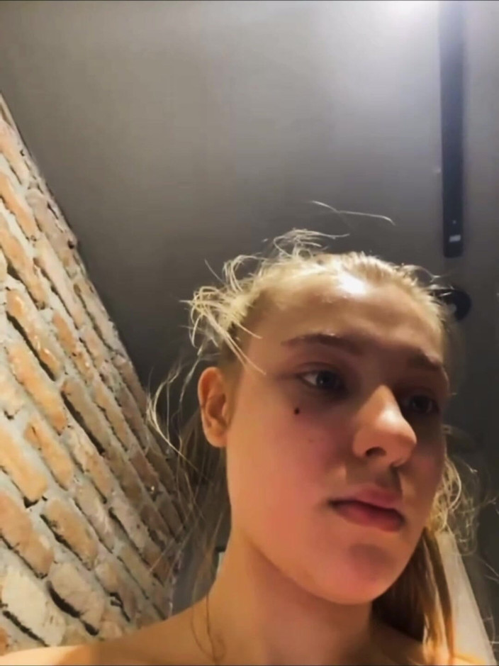 JuiceLussie: Seks anal sampai muncrat di tempat umum