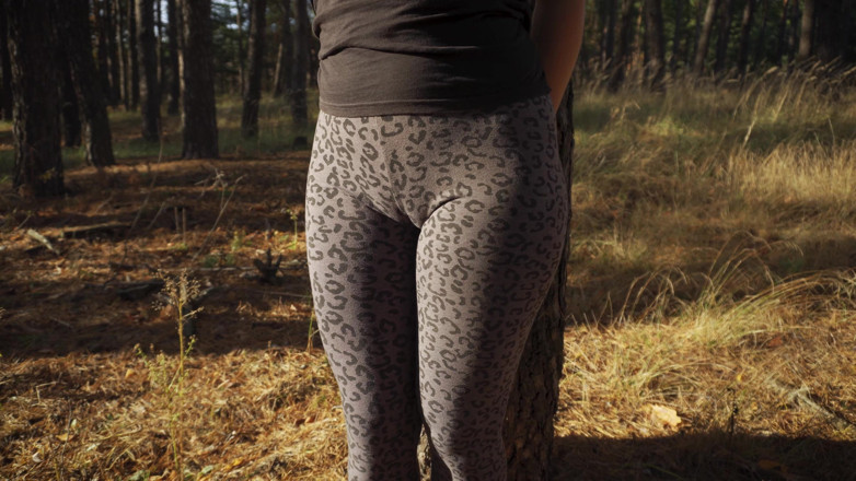 Teasecombo 4K: Menina brinca com seu capô de fusca em leggings de...