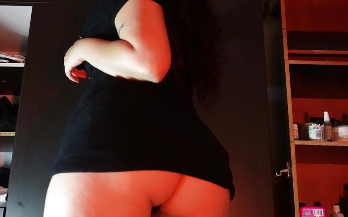 Elenafox: Girl Records Herself While Changing Clothes That Warm Her Pussy
