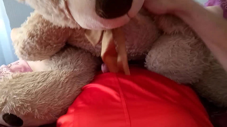 Leatransteen: Cum in red satin