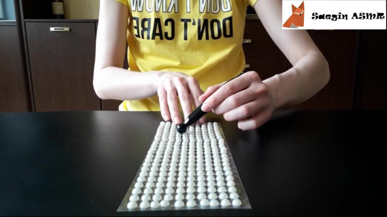 Saegin: 1[ASMR] Scratching rhinestones (no talking)