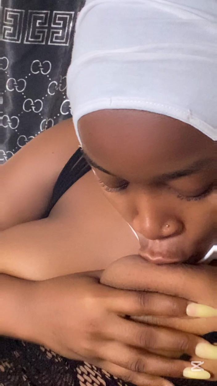 Slipperyblackgirl: Все приветствуют сексуальную скользкую киску, которая повела меня хотеть большего