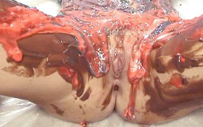 Radical pictures: Domácí špinavé porno - pomalované porno těla