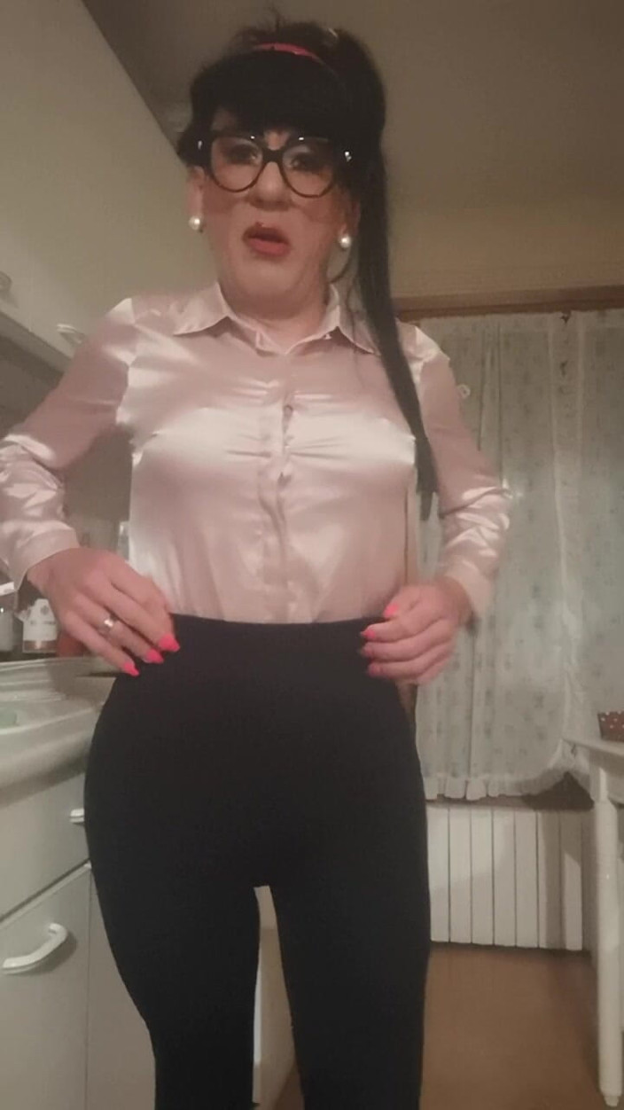 Yusti: Crodreisser saten bluz solit ile heyecanlı