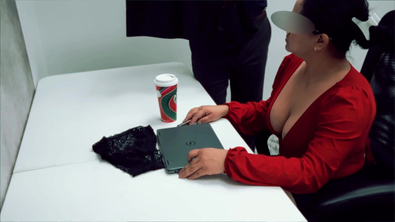 Lisa X Lopez: Latina-MILF wird zu einer sexpuppe für ihre kollegen gemacht