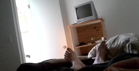 Caressonnous: Me masturbo en mi cama king