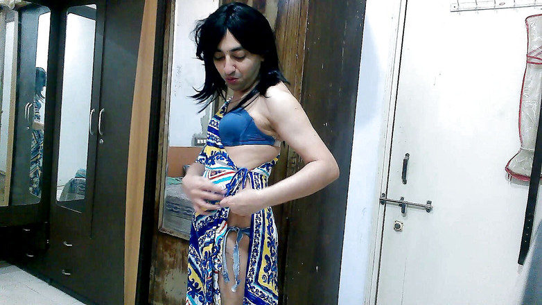 Cute & Nude Crossdresser: सुंदर प्यारी बहिन क्रॉसड्रेसर डेनिम बिकनी में कवर-अप के साथ फेमबॉय स्वीट लॉलीपॉप।