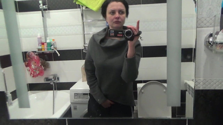 Sexy Milf: Huge Kate solo pissing!