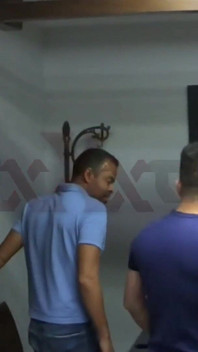Ateşli evli kadın iki latin kızla sikişiyor ve bir arkadaşının yarağını istiyor