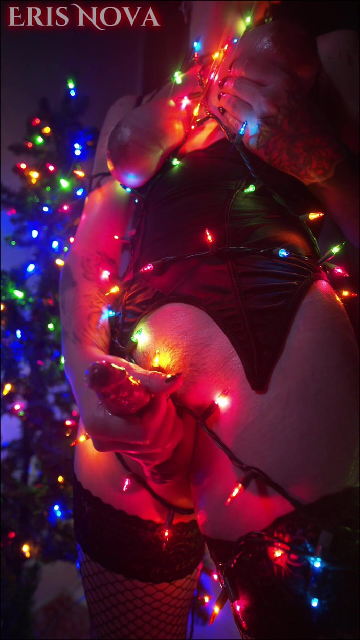 Eris Nova: 에리스 노바는 크리스마스 조명에 싸여 떨어져 저크