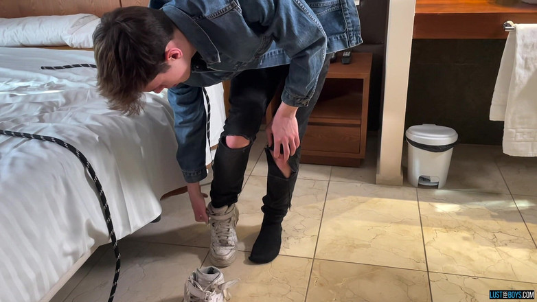 Lust for boys: Yolculukta sikişen oğlan - bölüm 1