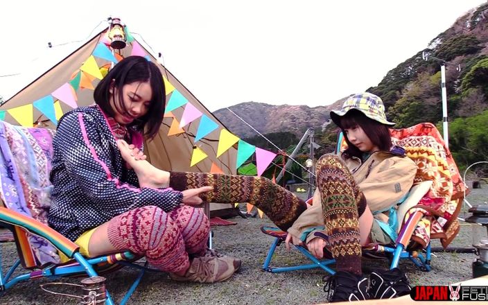 Japan Fetish Fusion: Спітнілі пальці Саку Куросакі на язику Фуки Нагано. Цей смак одержимий тобою. Що ще ти хочеш зараз понюхати?