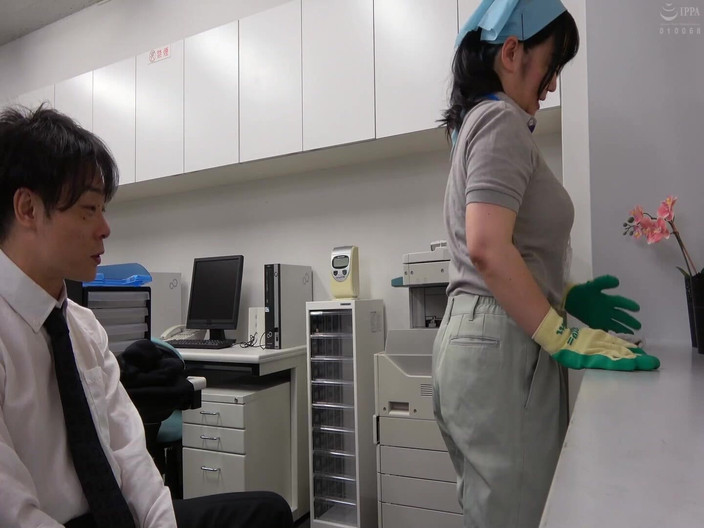 Raptor Inc: 停止挑逗我，它会让我想要操 - 抓住清洁女工的大屁股。