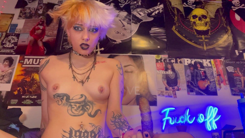 Glitterqueen1999: Știam că înșeli!! Iubita îți taie pula după sex