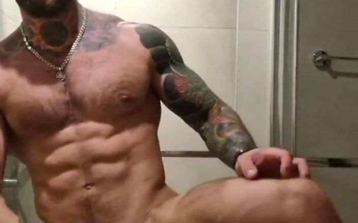 Valdemar Santana: Audaz tatuada jock flexionando en el baño y sacudiendo la...