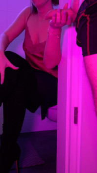 Sexy geschäftsfrau mit chef in der büro-toilette zum abreißen von nylon-sex