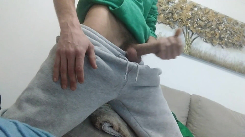 Elvissc: Zpocený a nadržený se vracím z běhu a masíruji jeho...