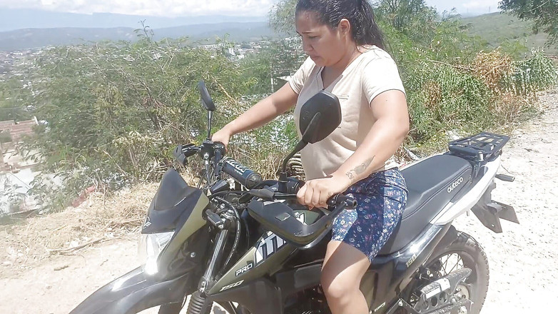 Pikaa6: 我教我的邻居如何骑摩托车，她把阴道给了我