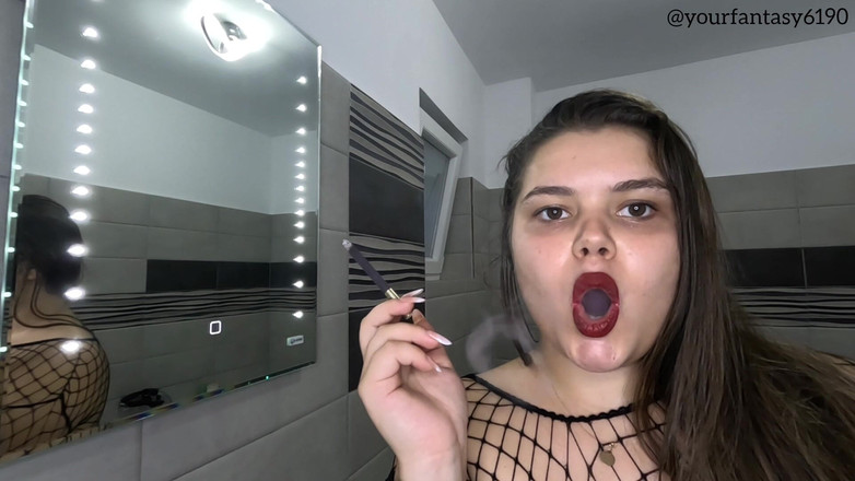 Your fantasy studio: Sexy kuřačka v síťovaných punčochách