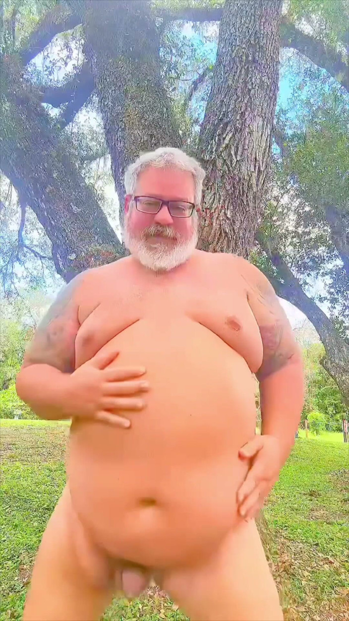 Hand-Free-Daddy-Chub: Naakte Dansende in De Wildernis Die Zijn Gaatje Toont