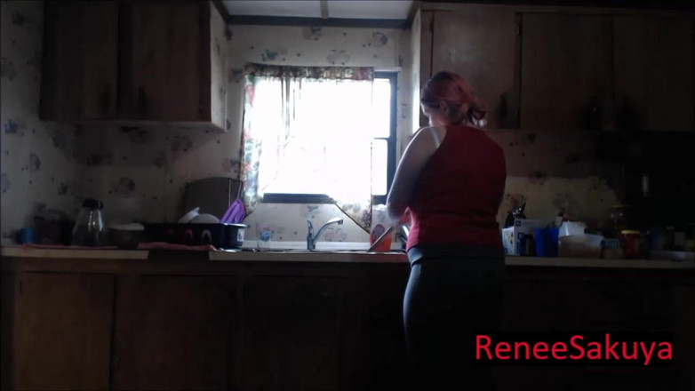 Renee Sakuya: Gravid handfat som störtar i jeans