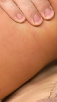 Perfecte kont brunette milf met natuurlijke kleine tieten geneukt op de bank