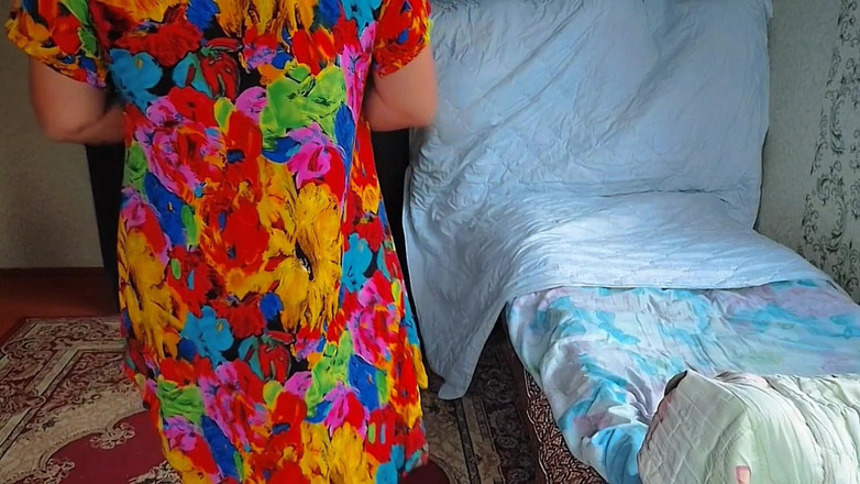 Kitty_Cross: 甜美的女友在公园里用复古相机摆姿势