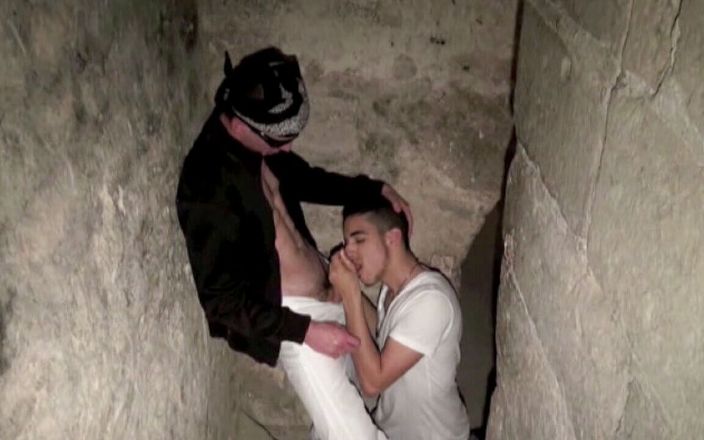 Discret Cruising sex: Straight fucked his friend in basement