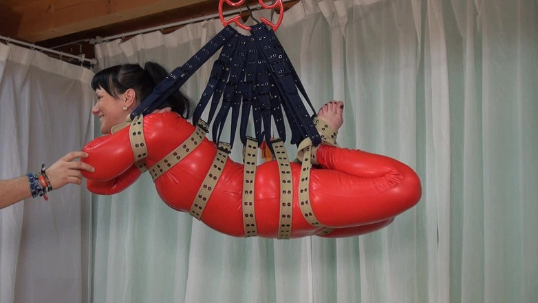 Yvette xtreme: Suspension de ceinture et combinaison rouge - Yvette Costeau en action