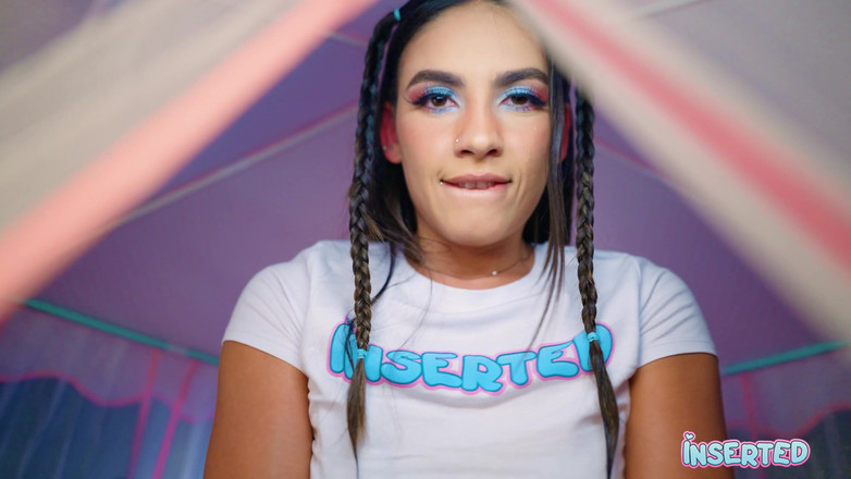 Inserted: Иса заставляет ее киску закрутить