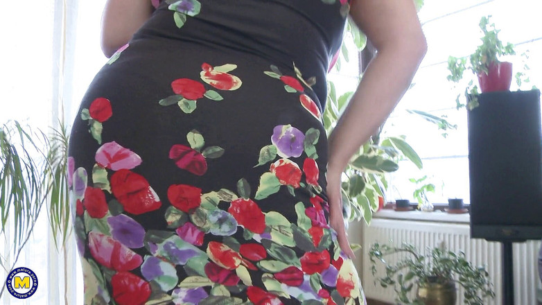 Mature Solo NL: 巨大なおっぱいを持つ毛深い成熟したオナニーです