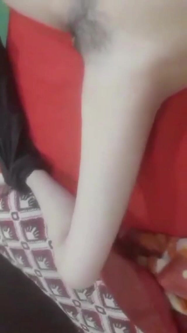 Akashamunir: 看着我的女友，她每晚都会给我看，穿着热辣的衣服