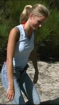 Ładna 18-letnia blondynka ssie kutasa na plaży