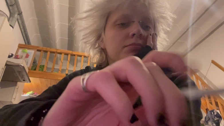Glitterqueen1999: Gotická dívka bez make-upu, kouření cigarety