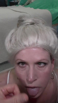 Stiefmutter gibt stiefsohn schlampigen ahegao-blowjob, um ruhig zu bleiben