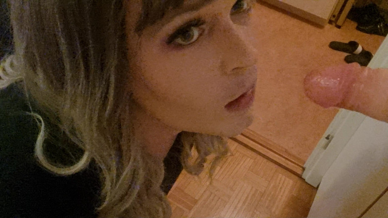 TezzieLuv: Fată transsexuală curvă adoră să-și bage adânc în gât jucăria. Tezzie...