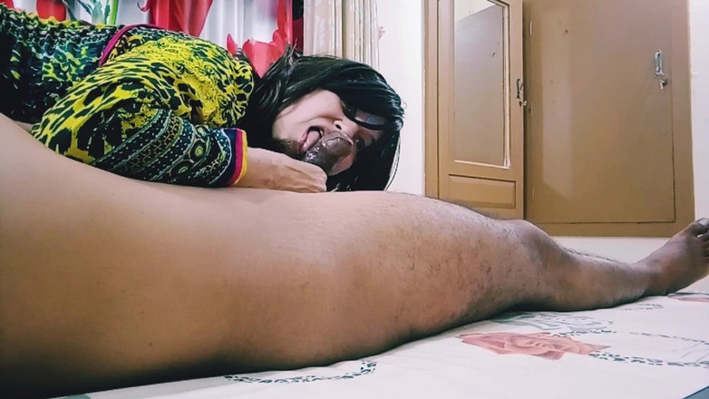 Bolly Karma: MILF bawi się z nieznajomym facetem w pokoju hotelowym