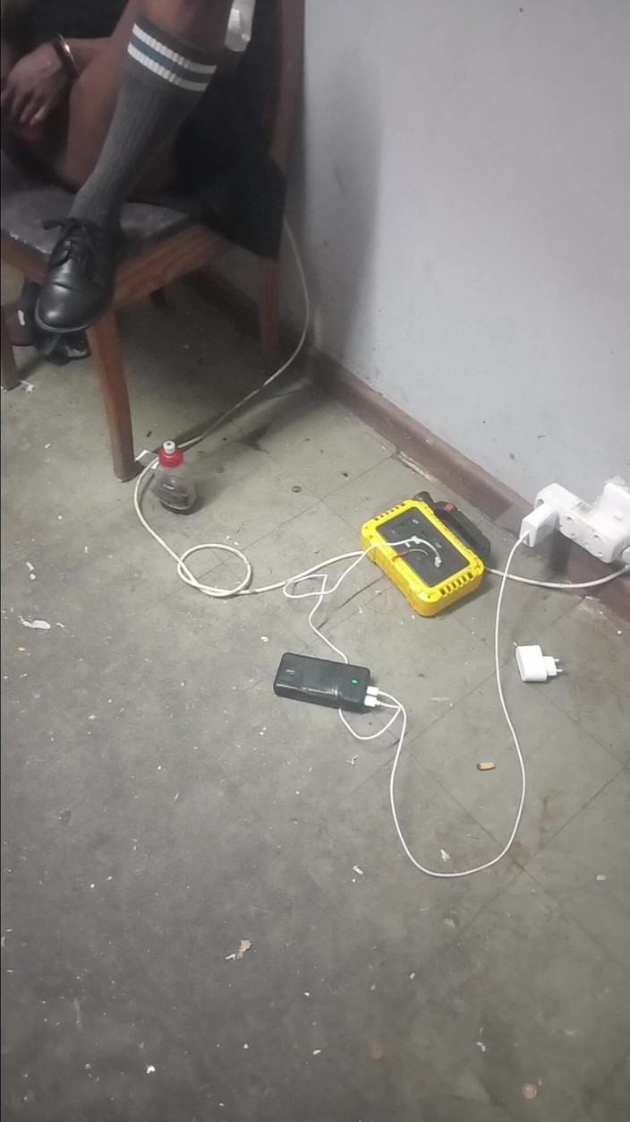 hothouse18xxx: 18歳のムラムラした少女がピンクのバイブレーターで遊ぶ